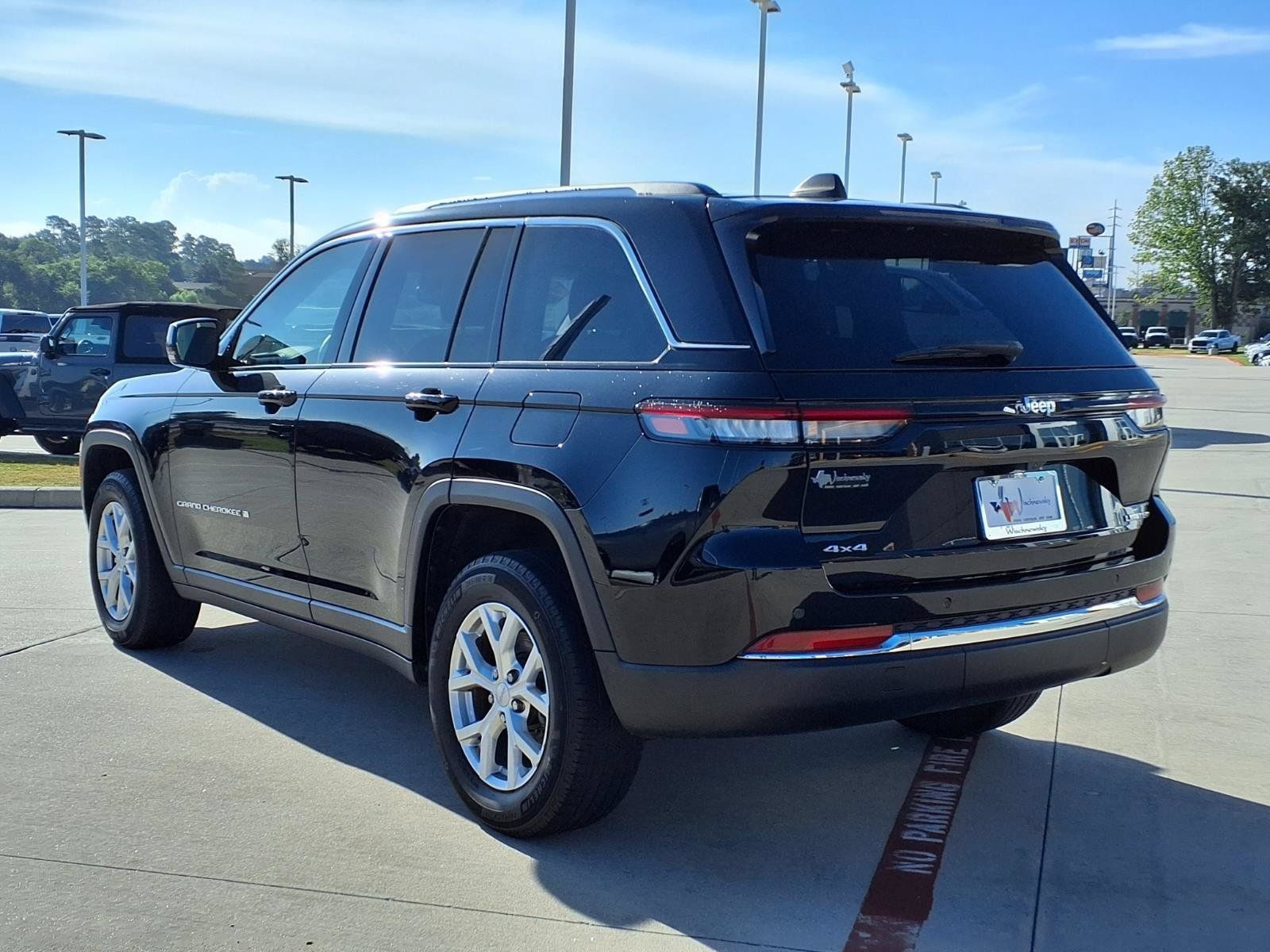 Used 2023 Jeep Grand Cherokee Limited AWD/4WD image 2