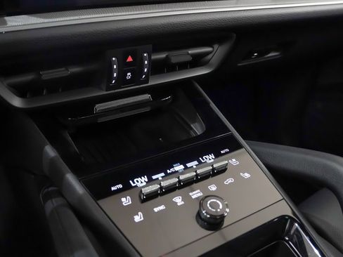 Certified 2025 Porsche Cayenne image 31