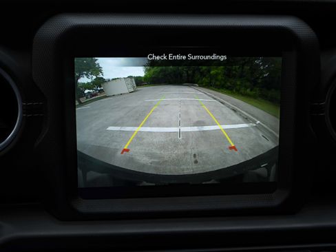 Used 2022 Jeep Wrangler Unlimited Sahara AWD/4WD image 32