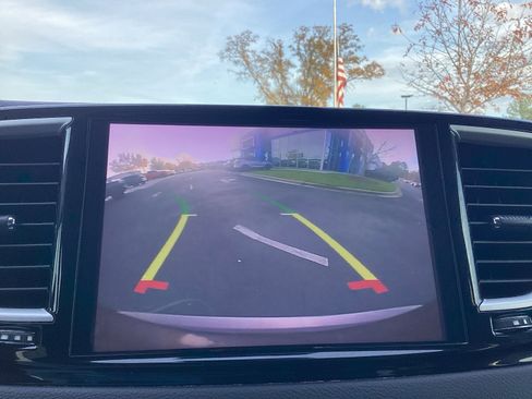 Used 2022 Chrysler Pacifica Touring-L image 16