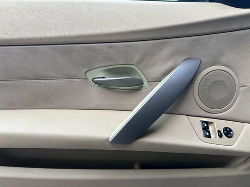 Used 2005 BMW Z4 2.5i image 9