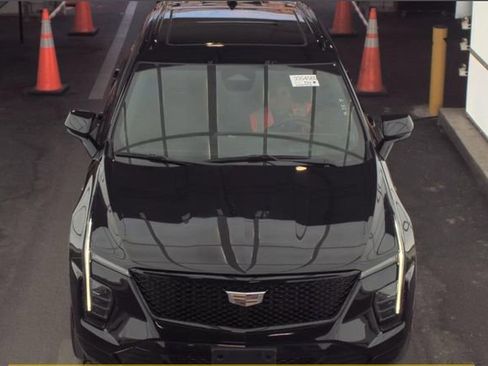 Used 2024 Cadillac XT4 Sport image 2