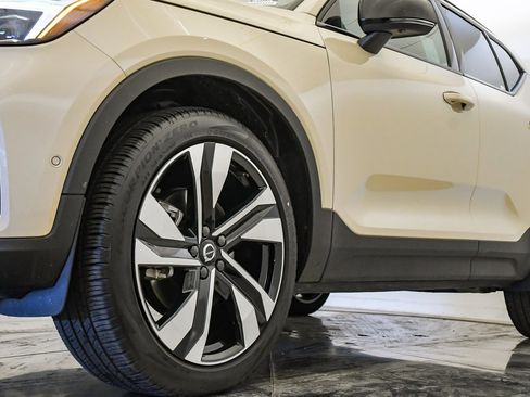 Certified 2025 Volvo XC40 B5 Ultra w/ Climate Package image 9