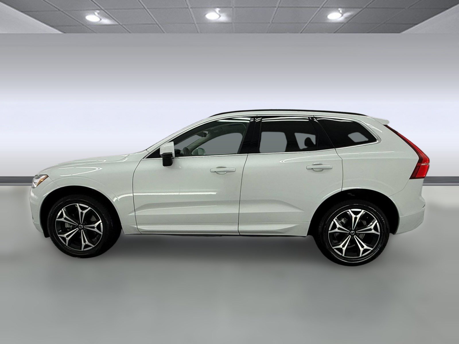 Used 2022 Volvo XC60 B5 Momentum FWD image 2
