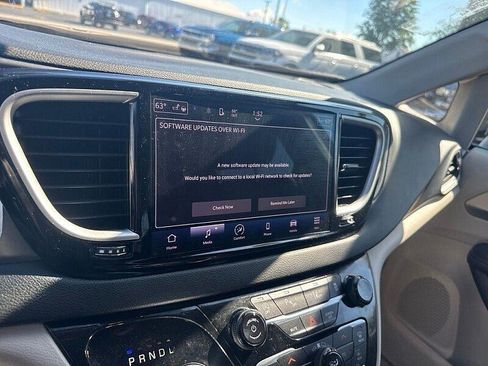 Used 2023 Chrysler Pacifica Touring-L FWD image 14