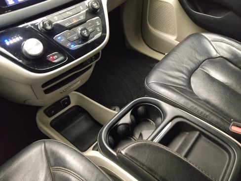 Used 2018 Chrysler Pacifica Touring-L w/ Premium Audio Group FWD image 26