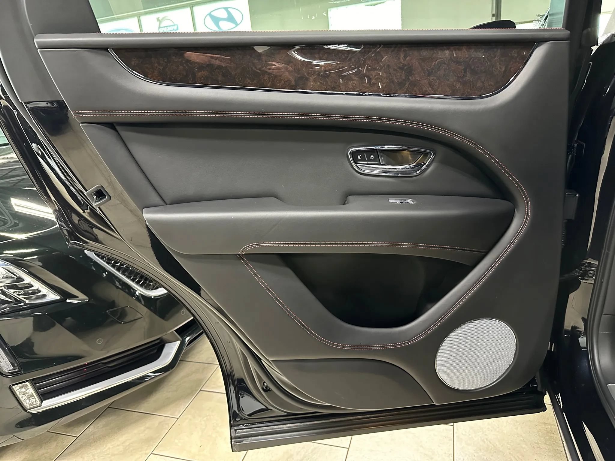 Used 2021 Bentley Bentayga AWD/4WD image 32