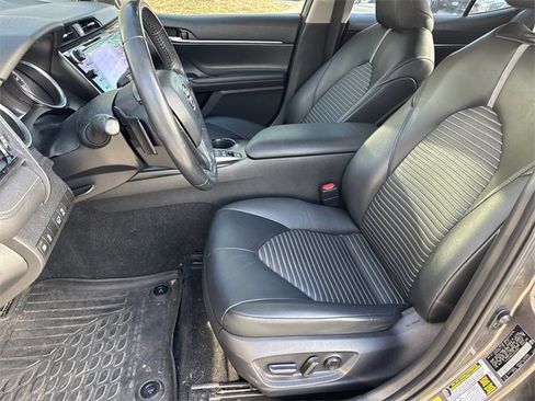 Used 2020 Toyota Camry SE w/ Sunroof Package image 9
