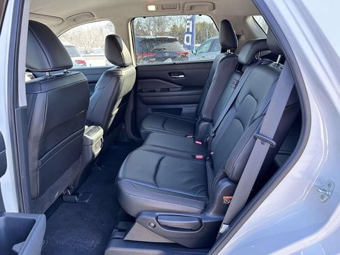 Used 2023 Nissan Pathfinder SL AWD/4WD image 12