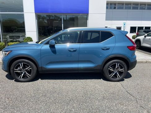 Used 2025 Volvo XC40 B5 Core AWD/4WD image 2