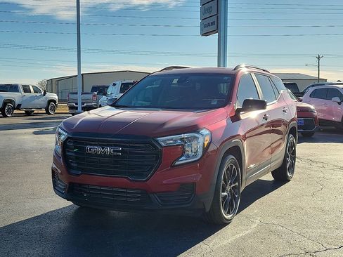Used 2023 GMC Terrain SLE w/ Driver Convenience Package image 2