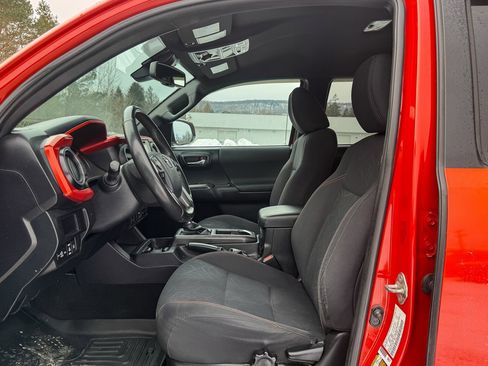 Used 2018 Toyota Tacoma TRD Off-Road image 10