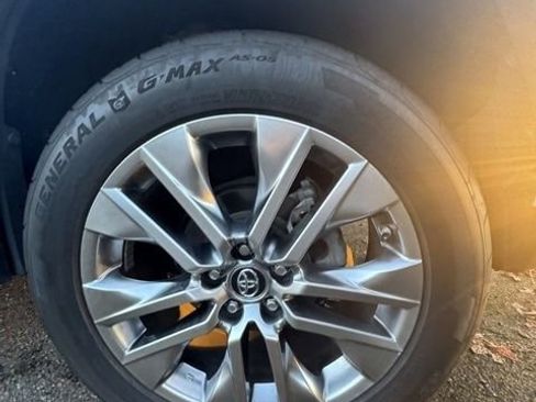 Used 2019 Toyota RAV4 XLE Premium image 8