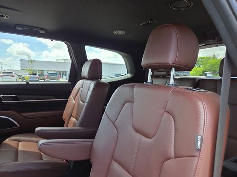 Used 2024 Kia Telluride EX w/ EX Captain's Chair Package image 19