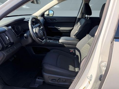 Certified 2024 Nissan Pathfinder SV FWD image 5