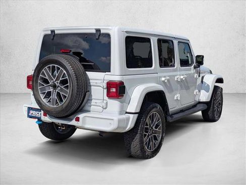 Used 2022 Jeep Wrangler Unlimited Sahara AWD/4WD image 5