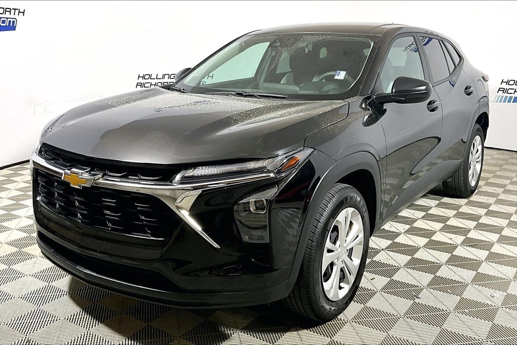 Used 2025 Chevrolet Trax LS FWD image 1