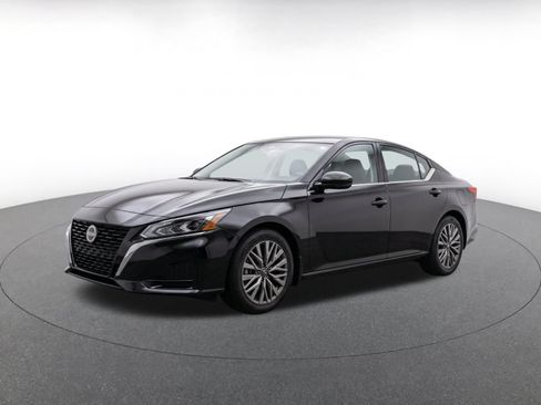 Used 2025 Nissan Altima 2.5 SV FWD image 3
