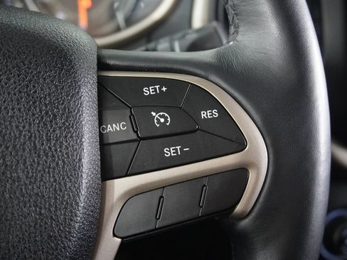 Used 2016 Jeep Cherokee Latitude w/ Cold Weather Group AWD/4WD image 16