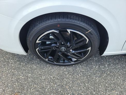 New 2026 Nissan Sentra SR w/ Floor Mat Package FWD image 5