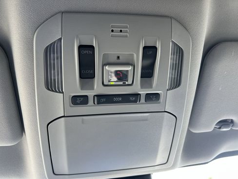 Used 2023 Toyota Highlander Limited image 28