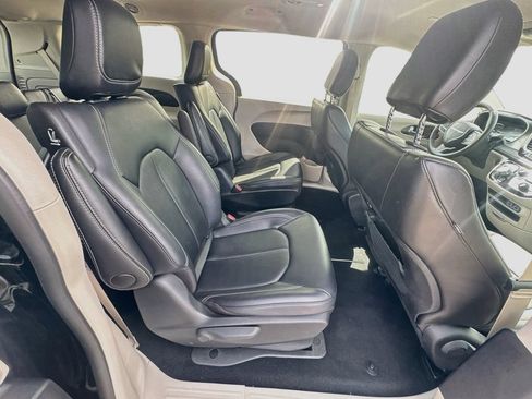 Used 2024 Chrysler Pacifica Limited FWD image 28