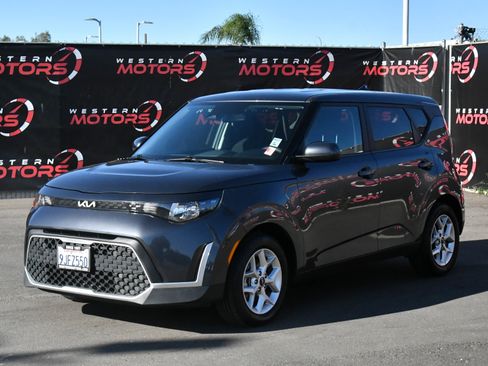 Used 2024 Kia Soul LX w/ Option Group 015 FWD image 3