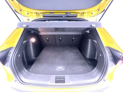Used 2024 Chevrolet Trax RS w/ Sunroof Package FWD image 39