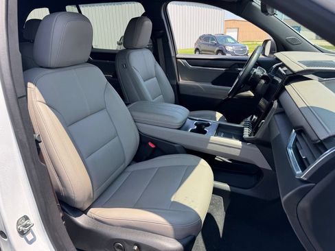 Used 2026 GMC Acadia Elevation w/ Elevation Premium Package AWD/4WD image 10
