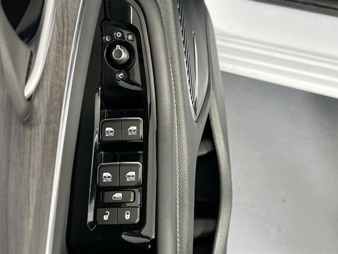 Used 2022 Jeep Grand Cherokee Overland w/ Luxury Tech Group IV AWD/4WD image 18