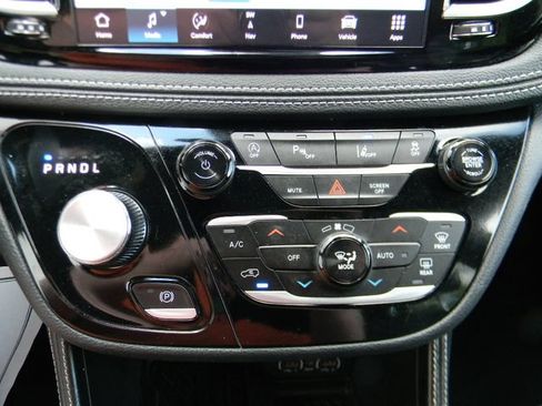Used 2025 Chrysler Pacifica Limited FWD image 14