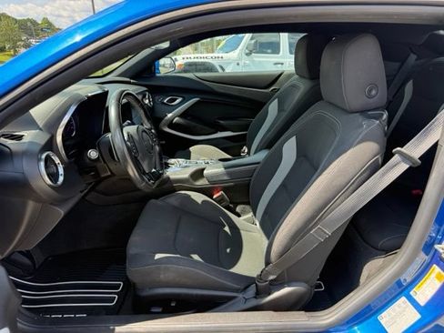 Used 2018 Chevrolet Camaro LT w/ Technology Package RWD image 10