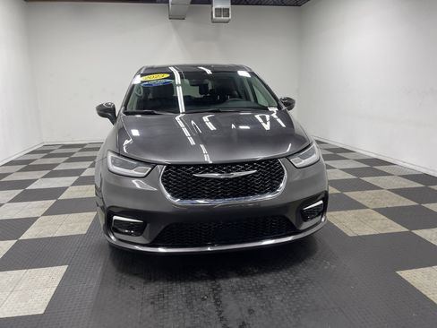 Used 2023 Chrysler Pacifica Touring-L image 7