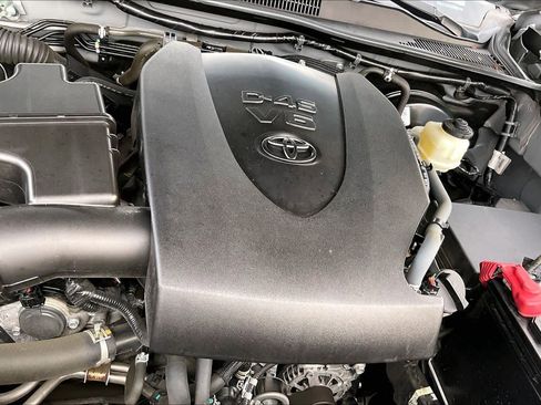 Used 2021 Toyota Tacoma SR5 w/ Trail Edition image 32