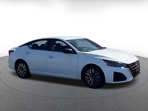 Used 2025 Nissan Altima 2.5 SV image 11