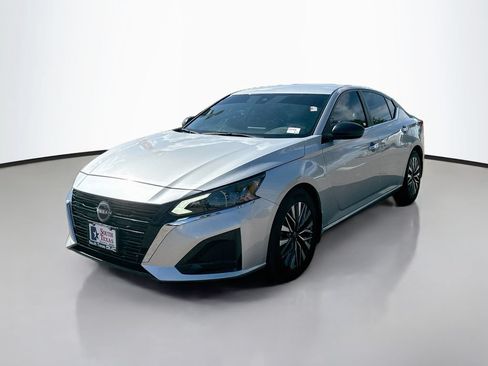 Used 2024 Nissan Altima 2.5 SV FWD image 3