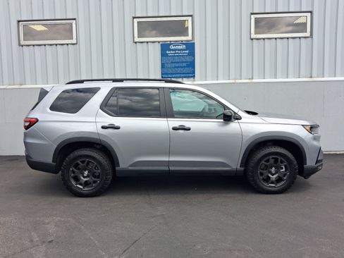 Used 2025 Honda Pilot TrailSport image 9