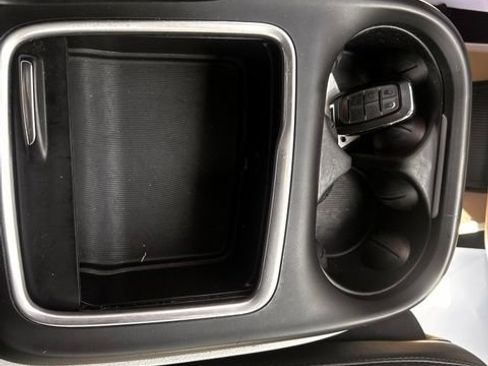 Used 2023 Chrysler Pacifica Touring-L FWD image 29