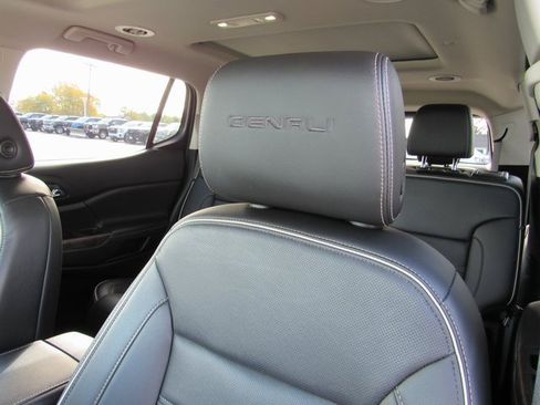 Used 2021 GMC Acadia Denali w/ Denali Technology Package image 13