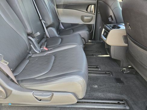 Certified 2025 Kia Carnival LXS FWD image 16