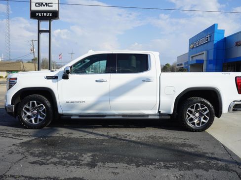 Used 2022 GMC Sierra 1500 SLT w/ SLT Convenience Package image 2