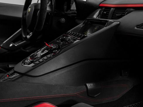 Used 2018 Lamborghini Aventador S image 35