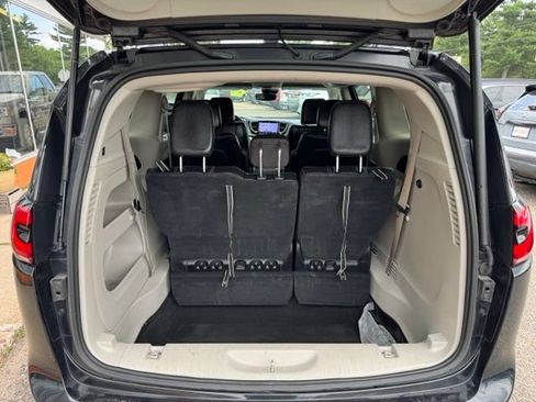 Used 2022 Chrysler Pacifica Touring-L FWD image 25