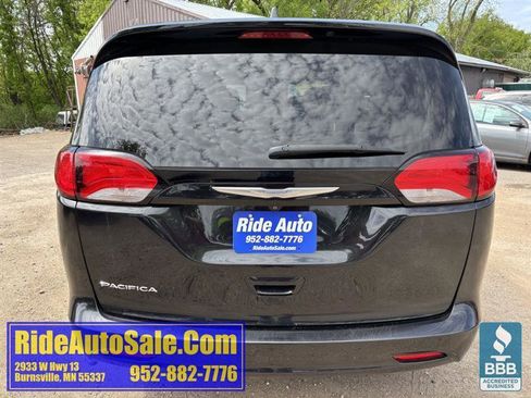 Used 2017 Chrysler Pacifica Touring w/ Tire & Wheel Group FWD image 6