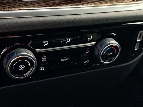 Used 2024 Chevrolet Silverado 2500 LT image 32