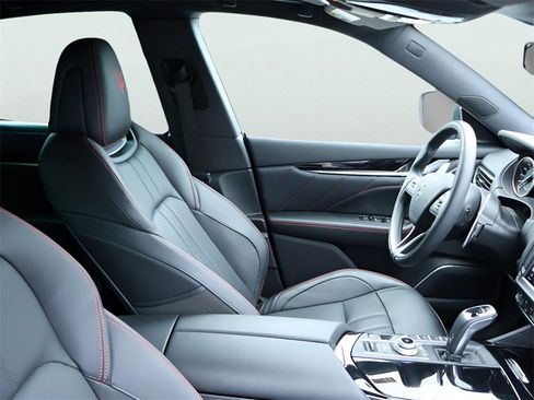 Used 2024 Maserati Levante GT Ultima image 10