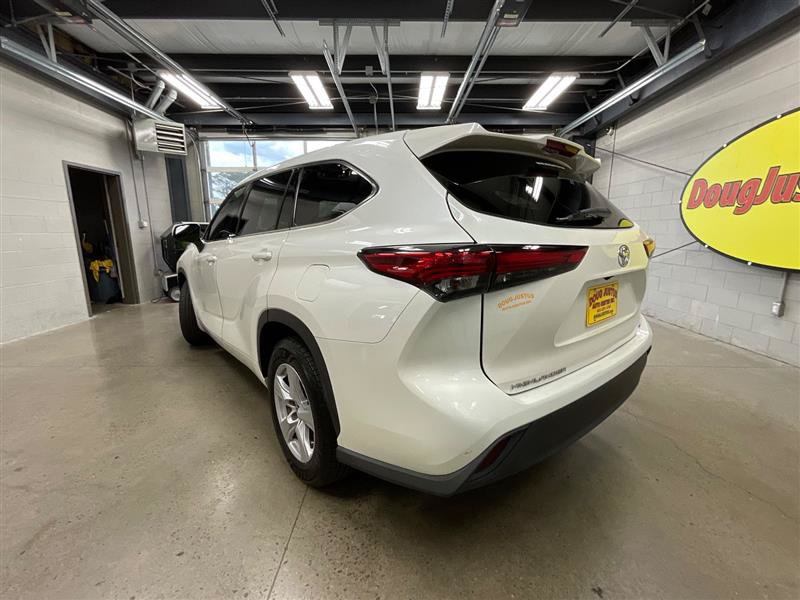 Used 2021 Toyota Highlander LE FWD image 3