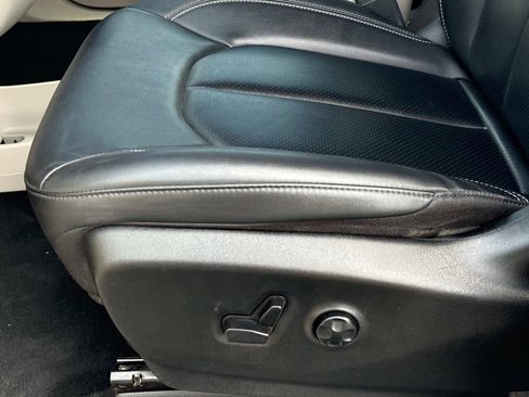 Used 2024 Chrysler Pacifica Touring-L image 22