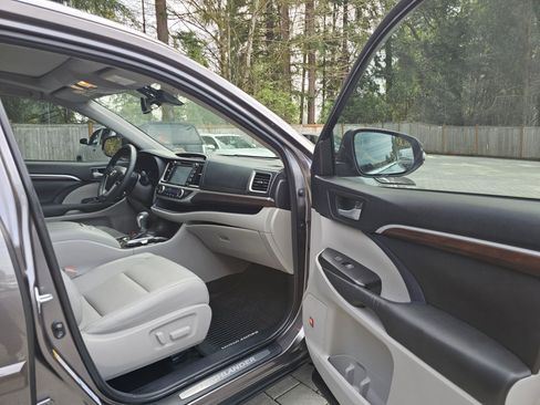 Used 2015 Toyota Highlander Limited Platinum image 12