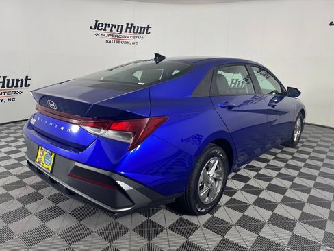 Used 2025 Hyundai Elantra SE FWD image 6